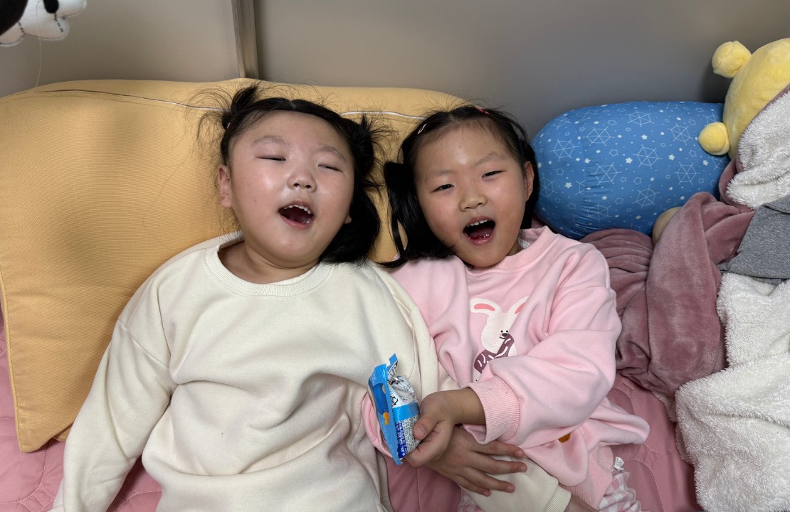 함께 웃는 해나와 유나